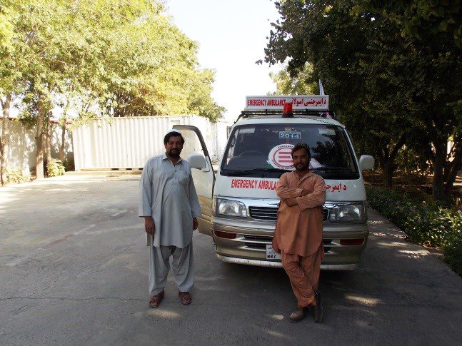 Aziz e Nabi, due nostri colleghi afgani, davanti a una delle ambulanze che collega il nostro ospedale di Lashkar-gah ai posti di primo soccorso