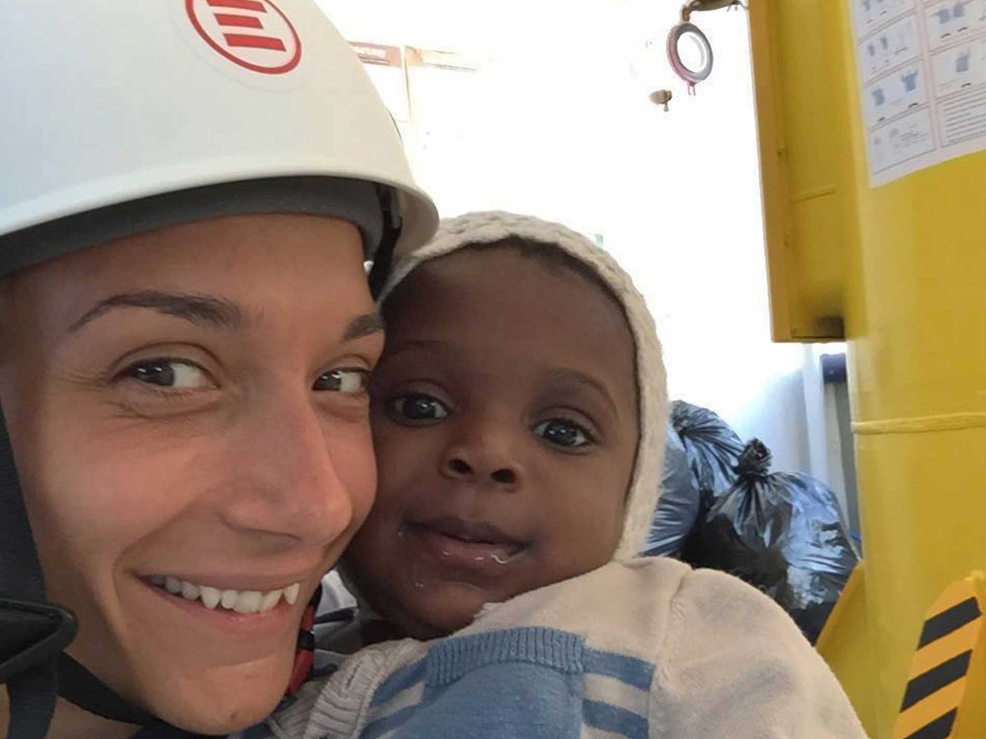 Tijana, infermiera di EMERGENCY, insieme a una piccola bambina salvata