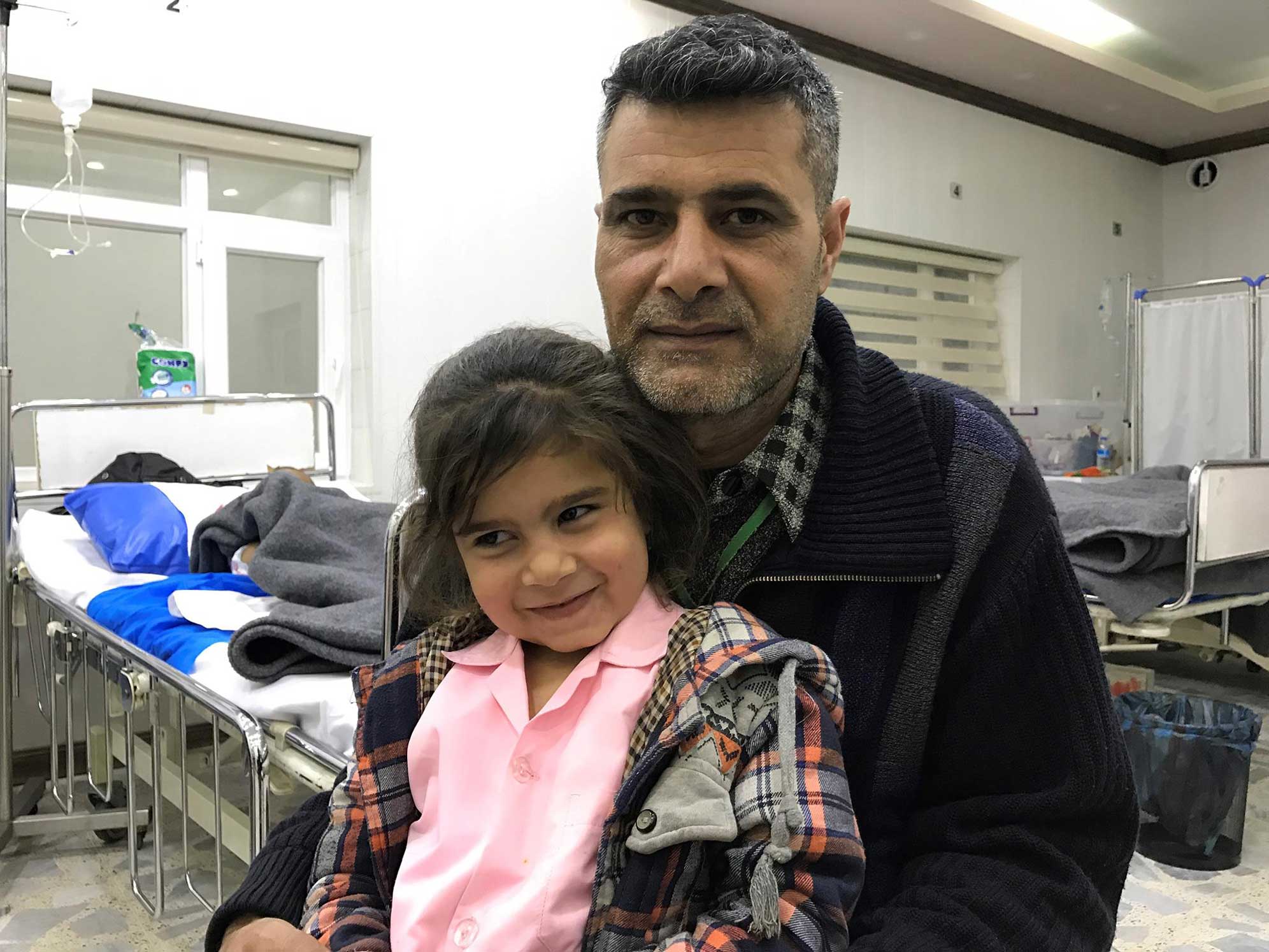 Padre e figlia in una delle corsie dell'Emergency Hospital di Erbil, Iraq