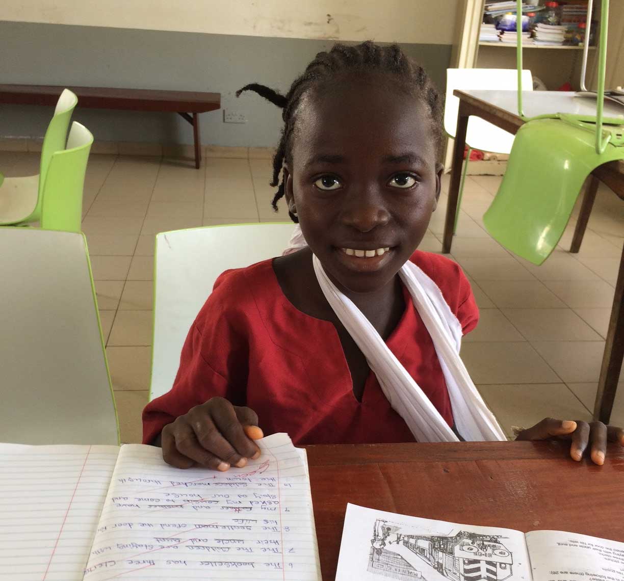Kama Kamara mentre segue una lezione nell'aula scuola dell'ospedale di EMERGENCY a Goderich, in Sierra Leone