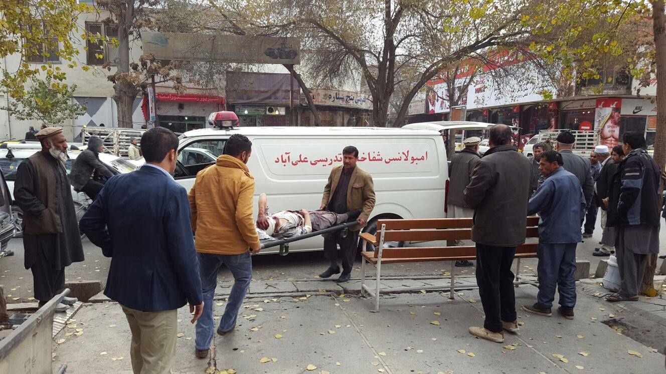 Feriti caricati in ambulanza dopo un attentato a Kabul, in Afghanistan