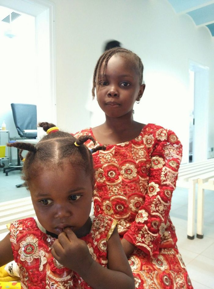 Aisha e Hawa vestite a festa per il follow-up al Centro pediatrico di EMERGENCY a Port-Sudan
