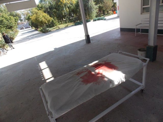 Una barella insanguinata all'ingresso del Pronto soccorso dell'ospedale di EMERGENCY a Lashkar-gah, in Afghanistan