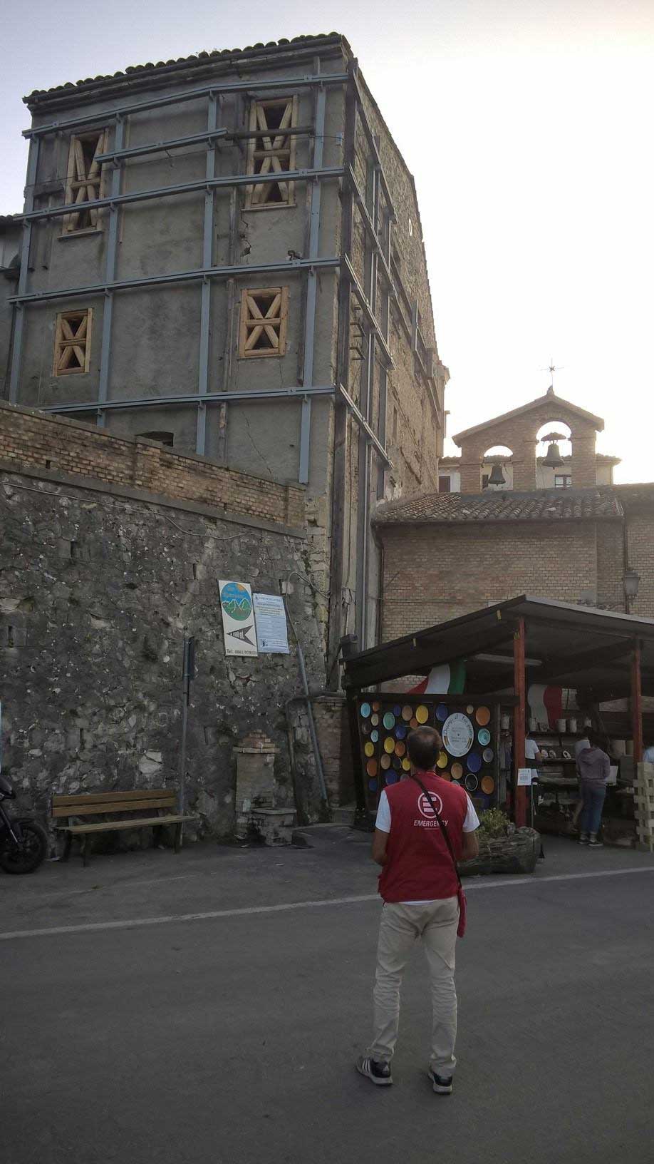 Un collega dello staff di EMERGENCY guarda la città di Castelli