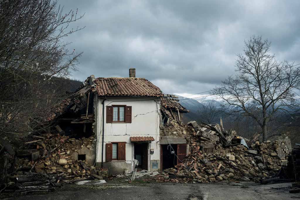Una casa distrutta dal terremoto in Centro Italia