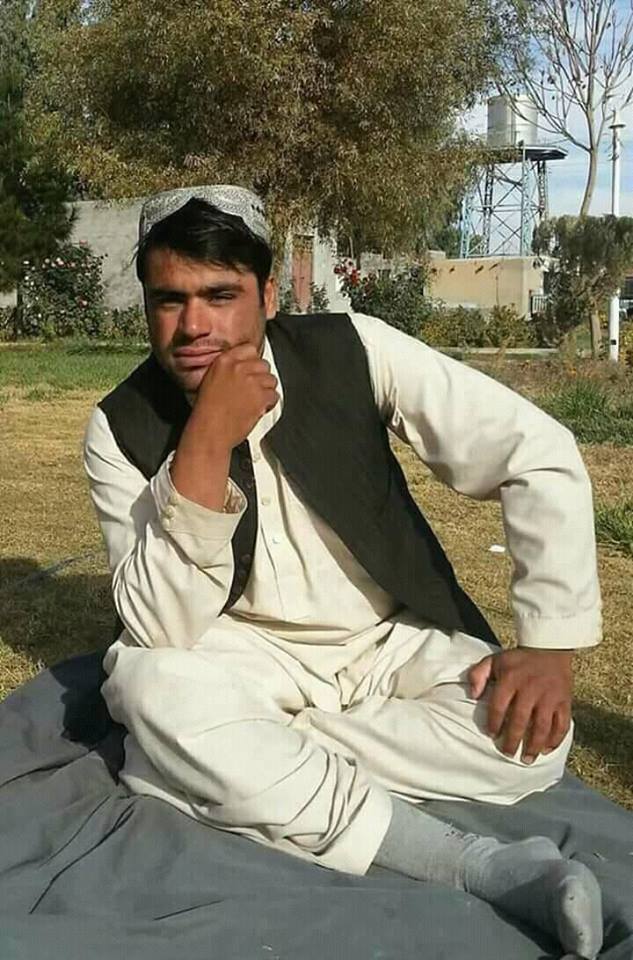 Samiullah nel giardino del Centro chirurgico di EMERGENCY a Lashkar-gah in Afghanistan