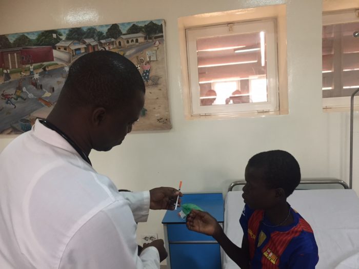 Celestin insieme ai medici del Centro pediatico di EMERGENCY a Bangui