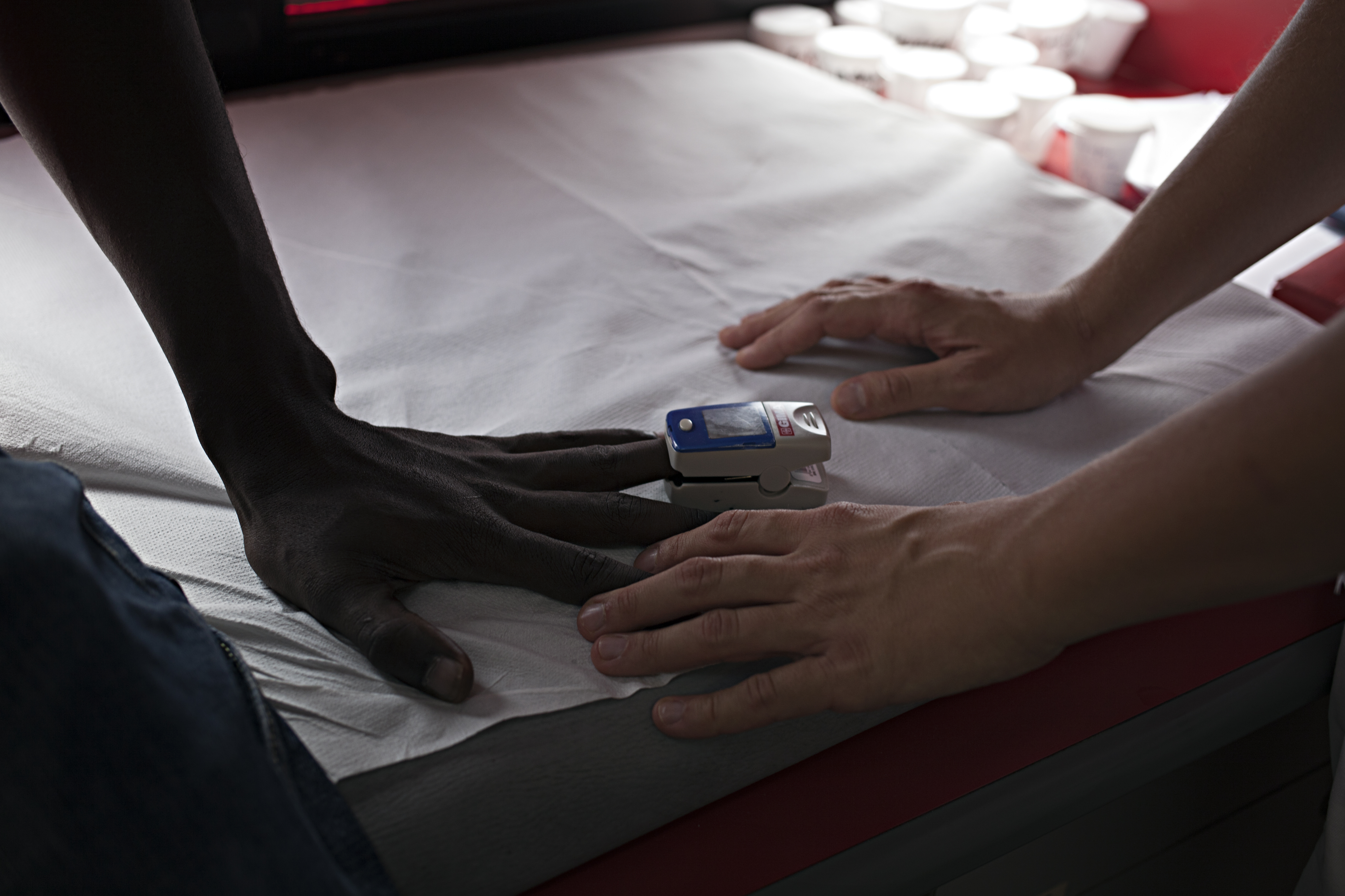 Le mani di un paziente e di un medico EMRGENCY durante una visita