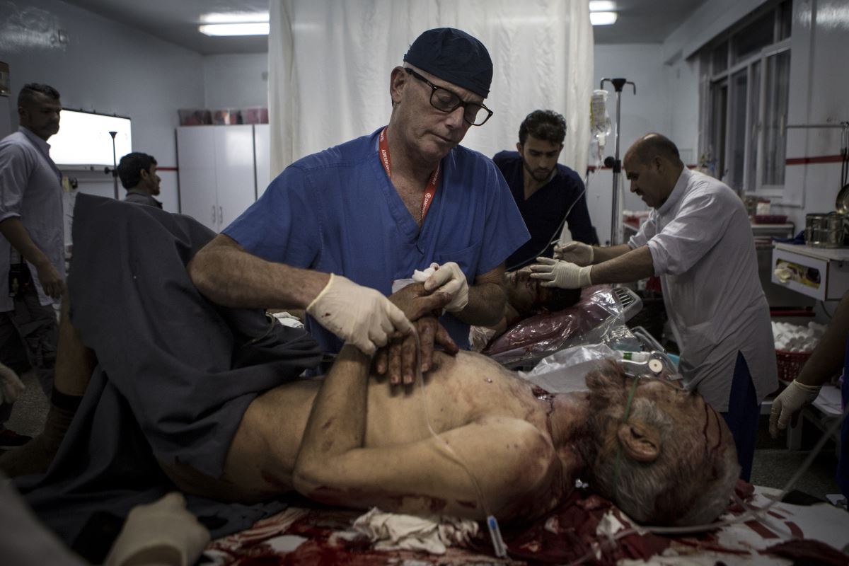 Un medico al lavoro all'ospedale di EMERGENCY a Kabul