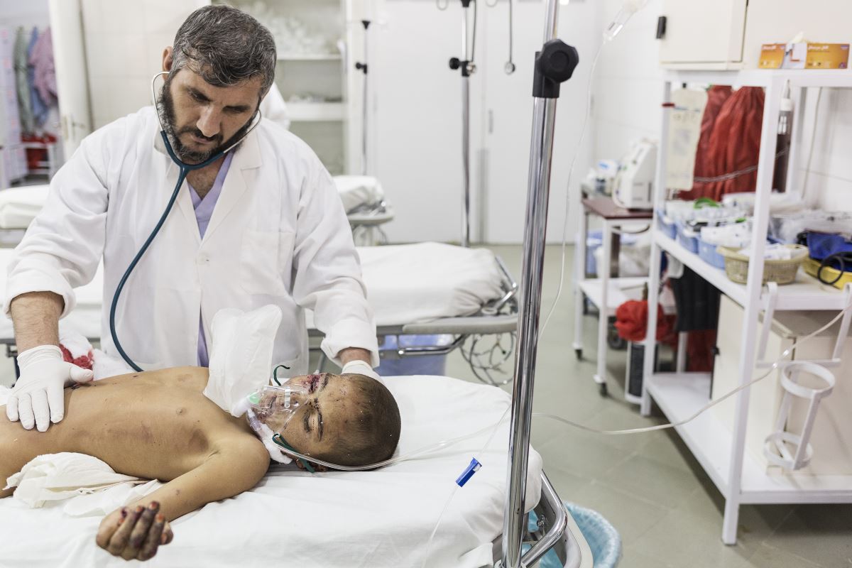 Un bambino viene preparato prima di entrare in sala operatoria