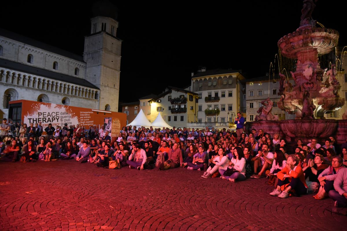 Il pubblico in piazza durante guarda la trasmissione in diretta di una conferenza