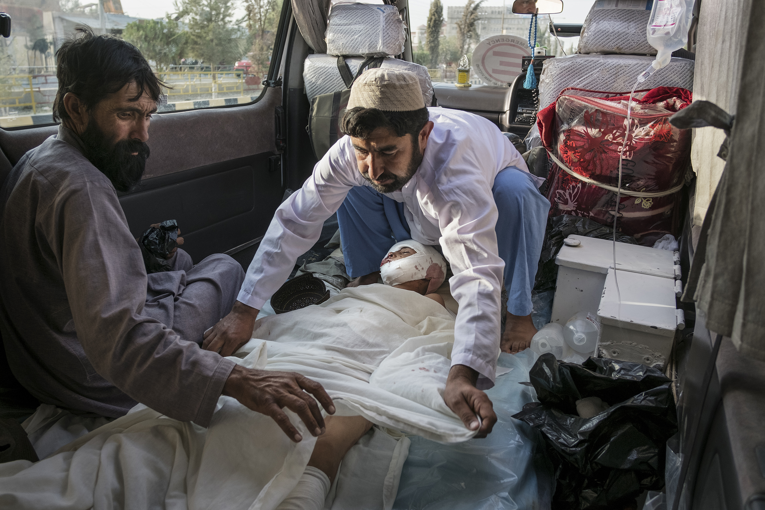 Khudai Noor viene trasportato in ambulanza al Centro per vittime di guerra di EMERGENCY a Lashkar-gah