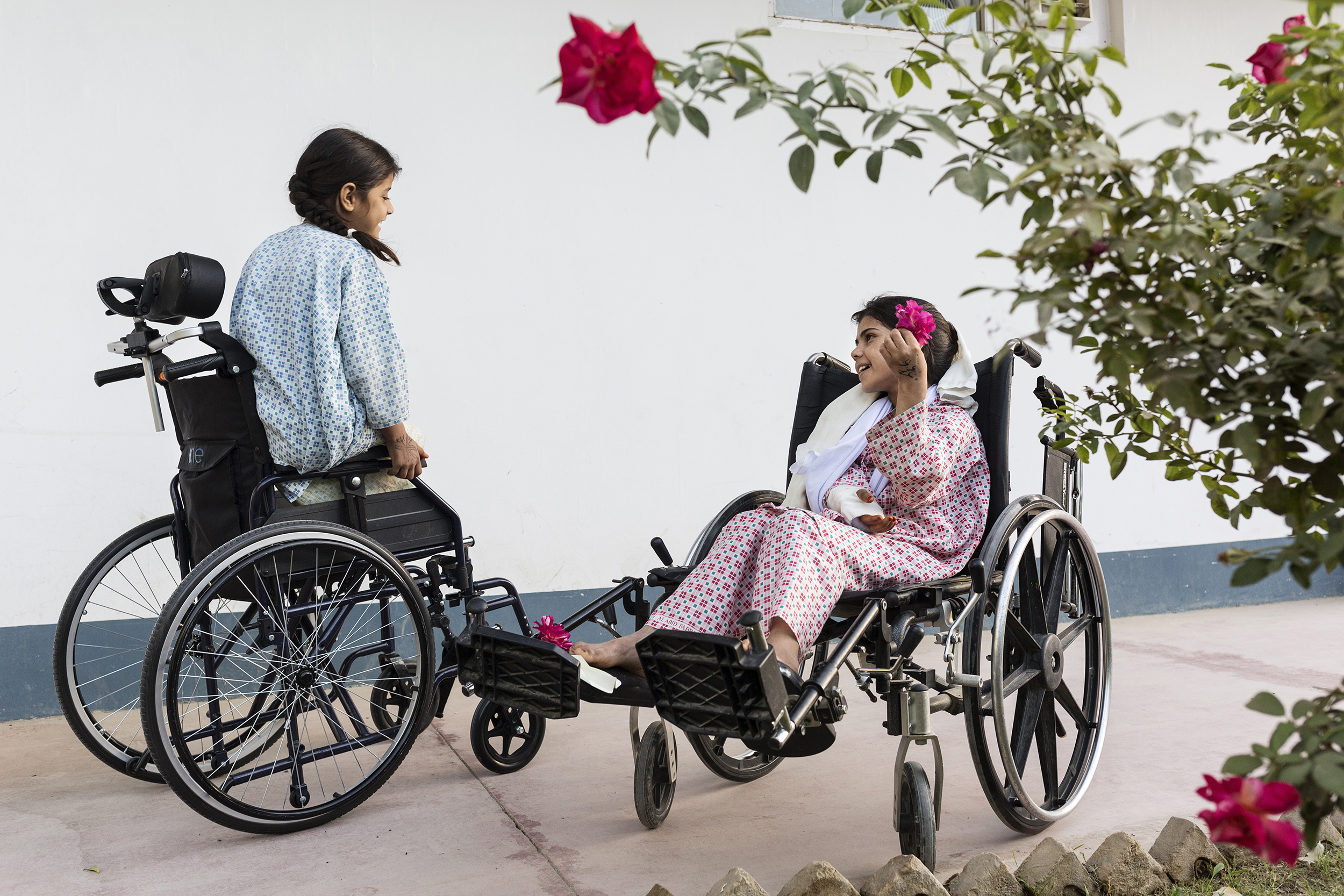 Walas Bibi e Zubadia giocano nel giardino dell'ospedale di EMERGENCY