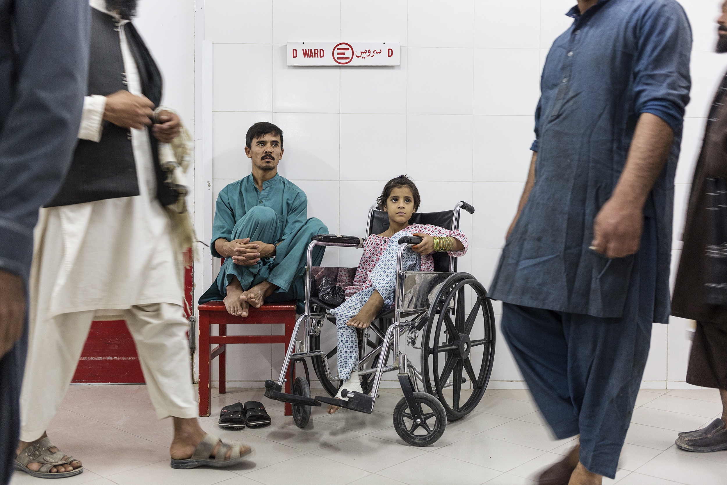 Zubaida attende insieme ad un inserviente dell'ospedale la fine dell'incontro con la famiglia della sua amica