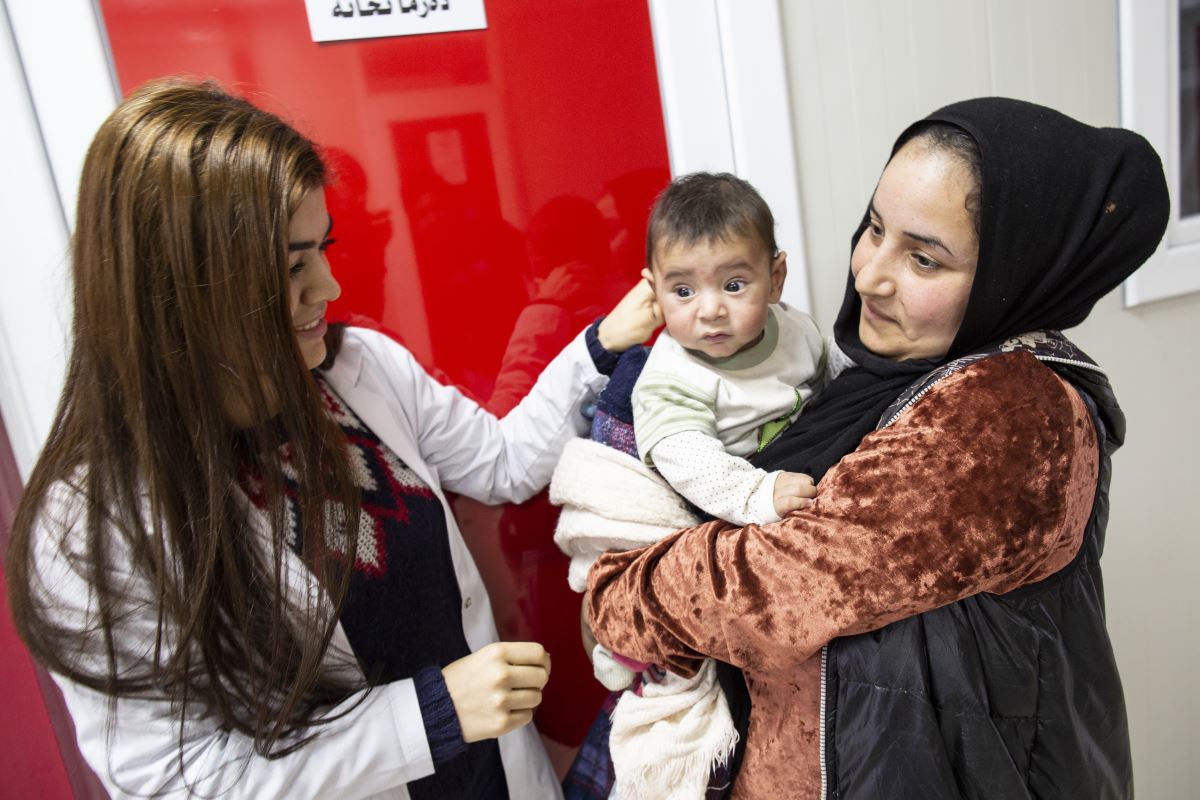 La dottoressa che ha visitato Aiham saluta il bambino e sua mamma