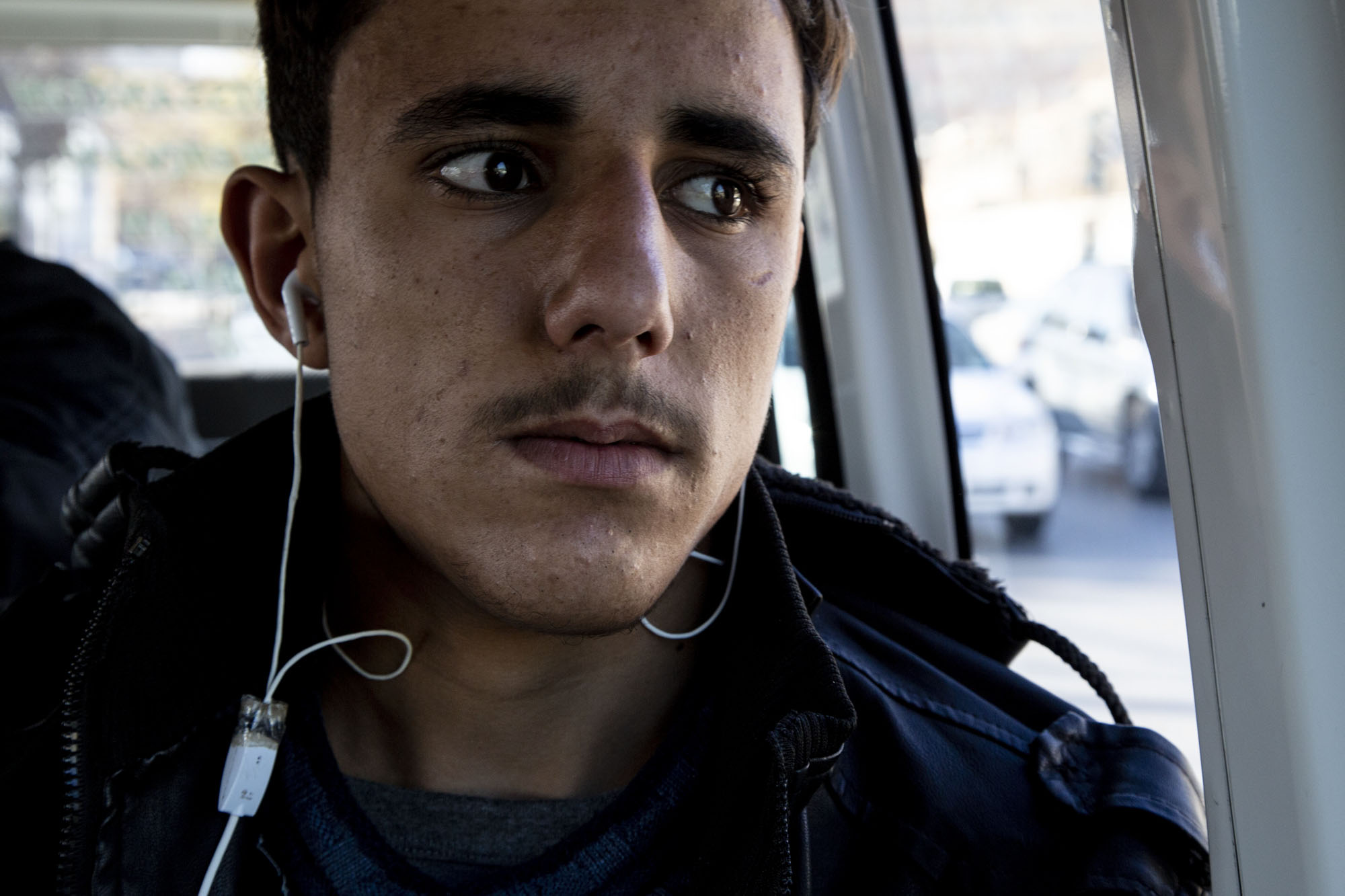 Muhamed durante il viaggio verso il Centro EMERGENCY di Sulaimaniya
