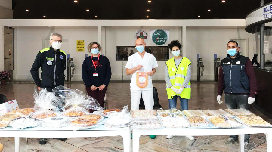 I pasticcini donati dalla comunità marocchina di Gandino