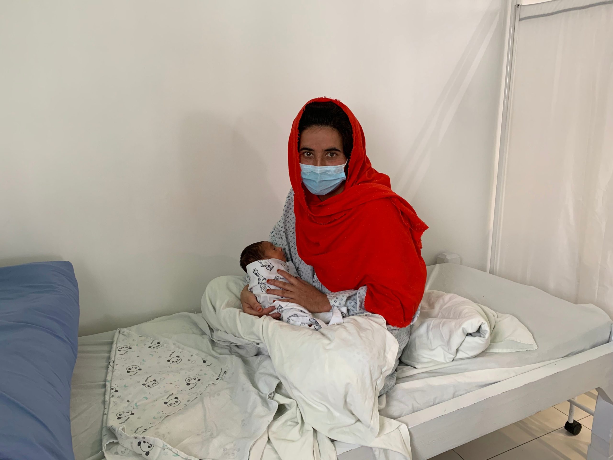 Sharifa con in braccio il suo bambino