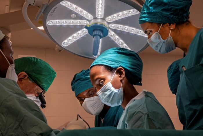 I dottori Emilio Merlini, Francis Obico, Elizabeth Komurembe e Francesca Gallo, durante un intervento di riparazione della fistola uretrale a Rahuman Lubowa, un bambino di 2 anni e mezzo.