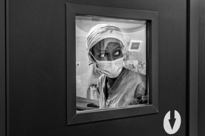 La dottoressa Elizabeth Komurembe in attesa dell’intervento chirurgico all’addome a Fatuma Aijaz